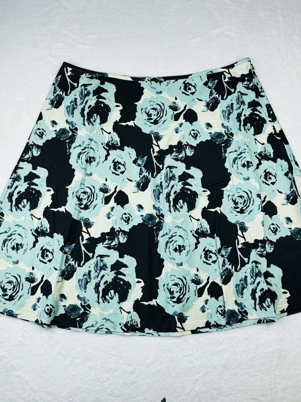Talbots flare skirt. Floral print. Women’s size 16W. Excellent condition.
